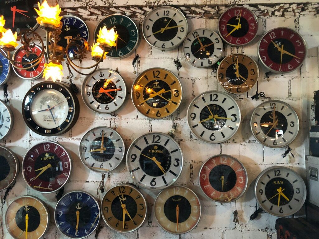 Pared con varios relojes que marcan la hora de distintos husos horarios